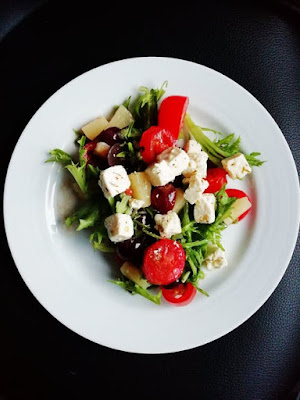 Which is more harmful - to eat late or to go to bed hungry?  Can you eat something before bed?