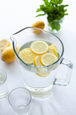 21 reasons to drink water with lemon more often
