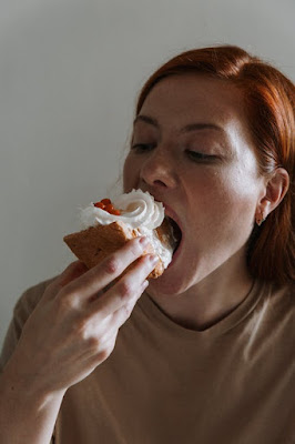 How to deal with stress-based eating?    Our emotions affect our bodies and exercise habits. In times of increased emotional stress, we may lose our weight control along with our eating habits and experience an insecure period with increased stress. The ways we deal with such periods significantly affect our health, weight and fitness goals. The methods of coping with stress-based eating as follows:     First, we can start by asking yourself some questions to help you maintain your health and fitness goals: